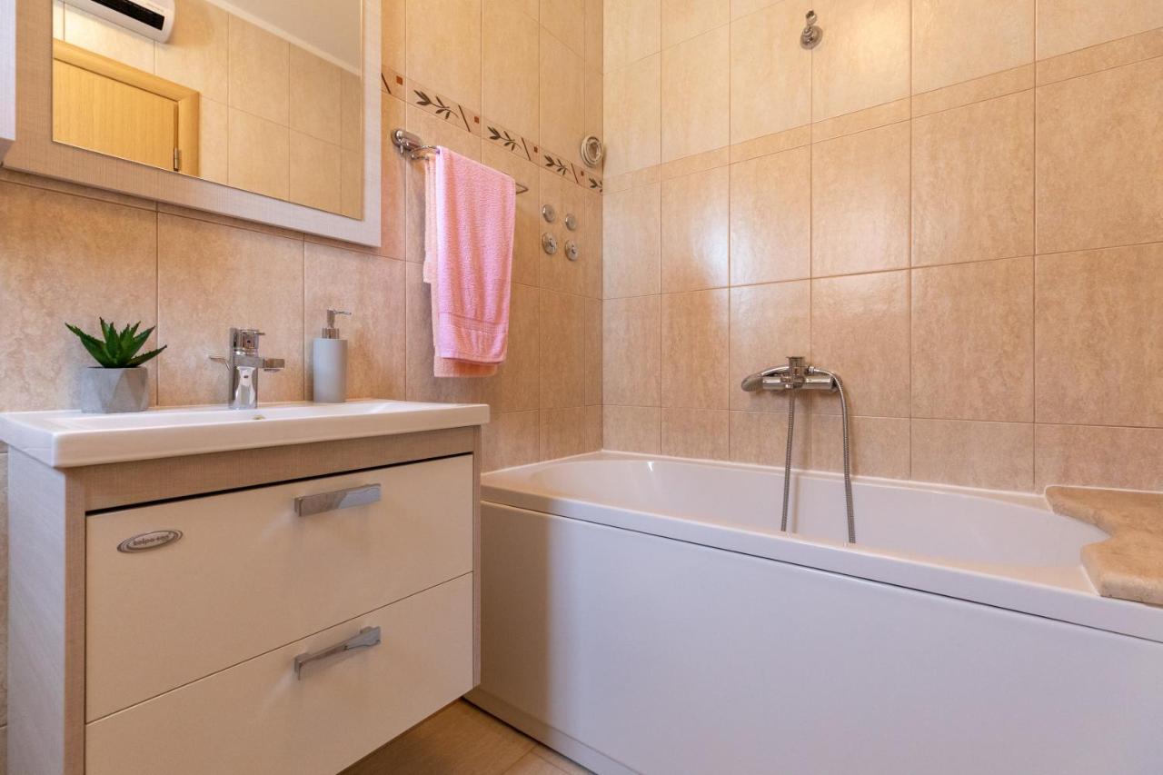 Holiday Home Lydia スラティネ エクステリア 写真